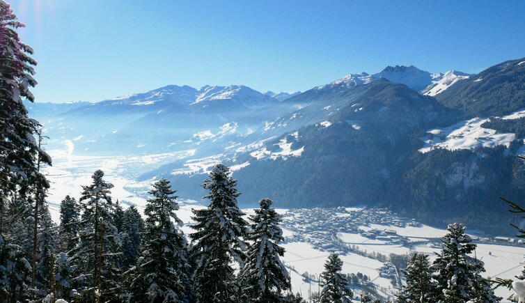 winter blick auf zillertal bei schlitters und fuegen