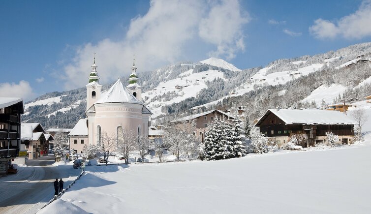 dorfzentrum von brixen im thale